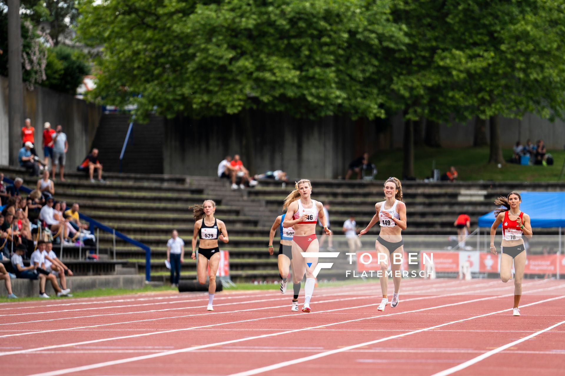 Lara-Noelle Steinbrecher (Sportclub Magdeburg), Maja Schorr (SV GO! Saar 05), Anna Hense (LG Olympia Dortmund) ueber 400m am 04.06.2022 waehrend der Sparkassen Gala in Regensburg